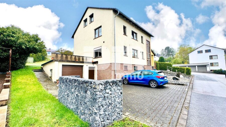 Umfangreich teilsaniertes Dreifamilienhaus mit Garage + PV Anlage und großem Garten - Seitenansicht Stellplätze / Garage